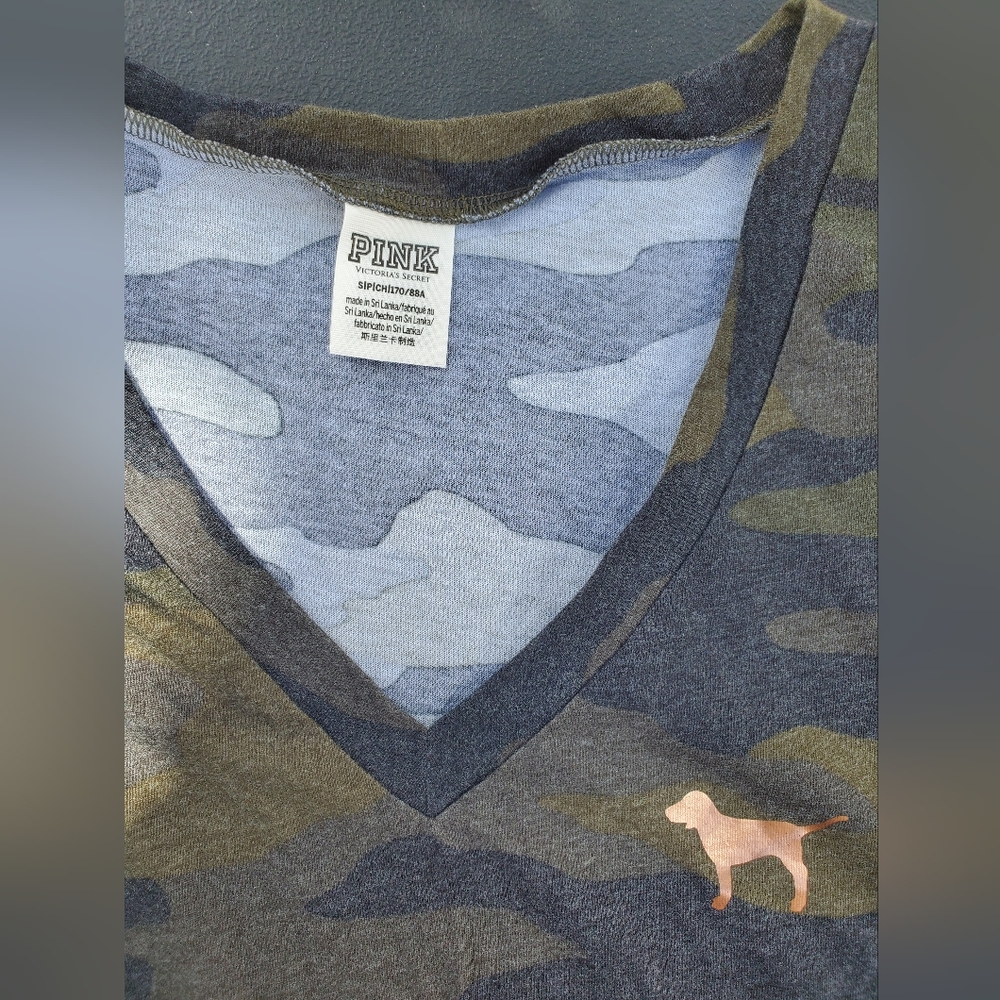 PINK- camoplage V-neck t-shirt
